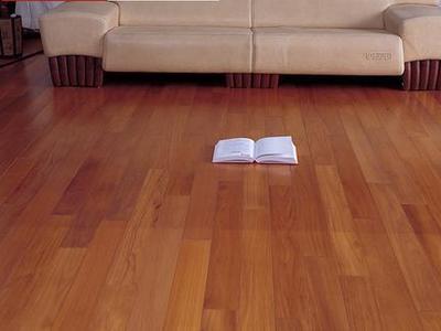 当初我们夫妻不听工人建议,非要铺实木地板,现在是苦不堪言!